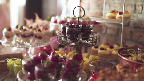 mesa dulce decorada con dulces galletas y frutas frescas