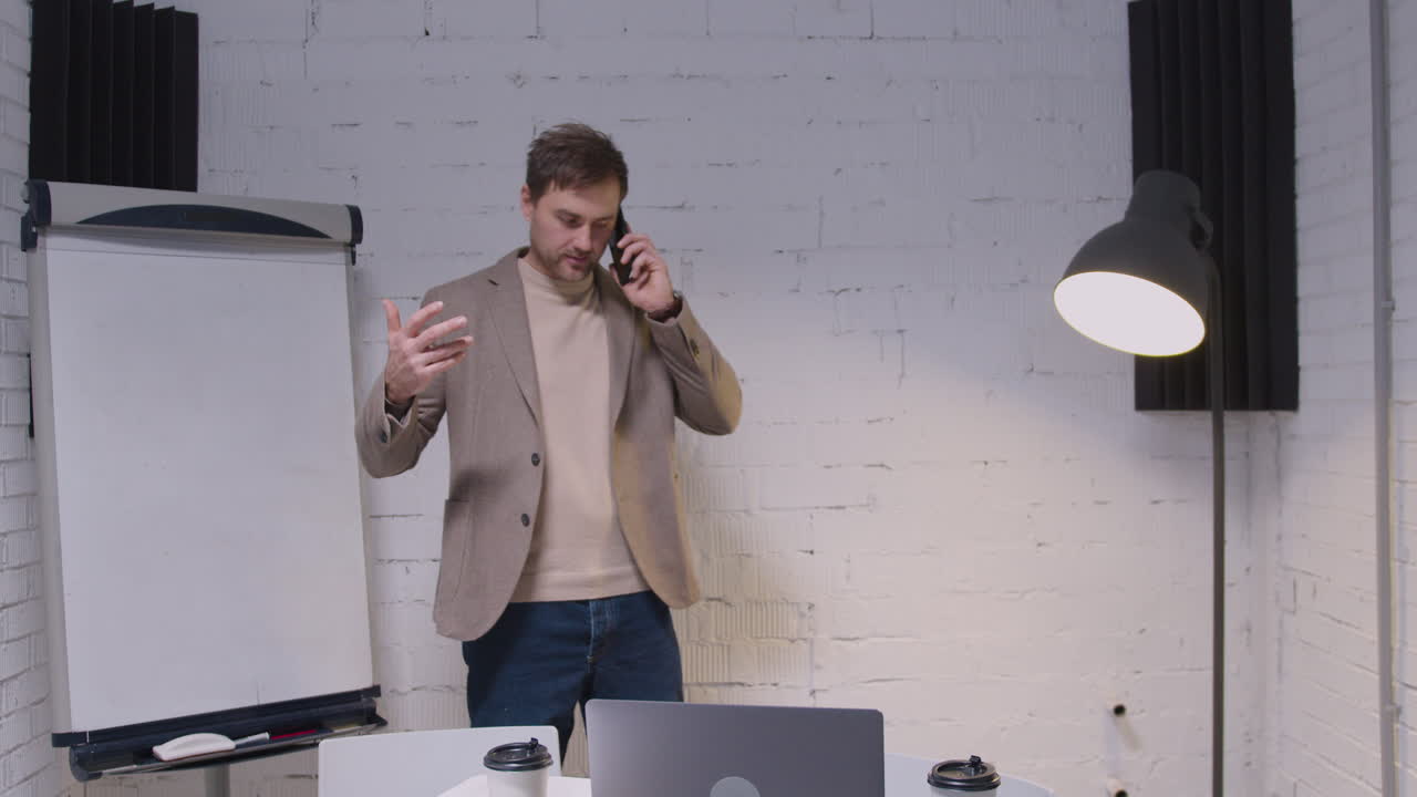 녹음 스튜디오 5에서 밴드 리허설 중 드럼을 연주하는 알아볼 수 없는 남성 음악가