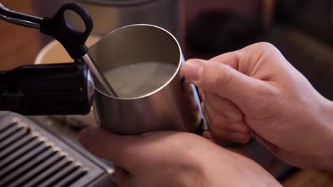 Un-Barista-Hace-Espuma-De-Leche-Para-Un-Capuchino,-Café-Con-Leche-U-Otra-Bebida-De-Café