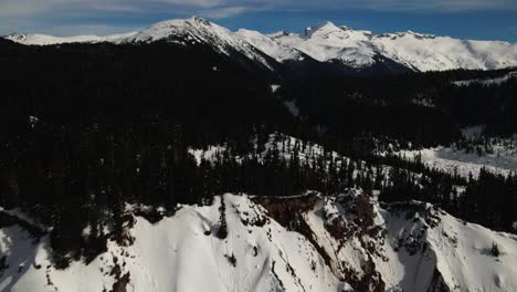 Escena-Extraordinaria-De-La-Cresta-Panorámica-Del-Parque-Provincial-Garibaldi-En-Invierno,-Vuelo-Hacia-Atrás-Sobre-Bosques-Siempreverdes-Y-Acantilados-Rocosos