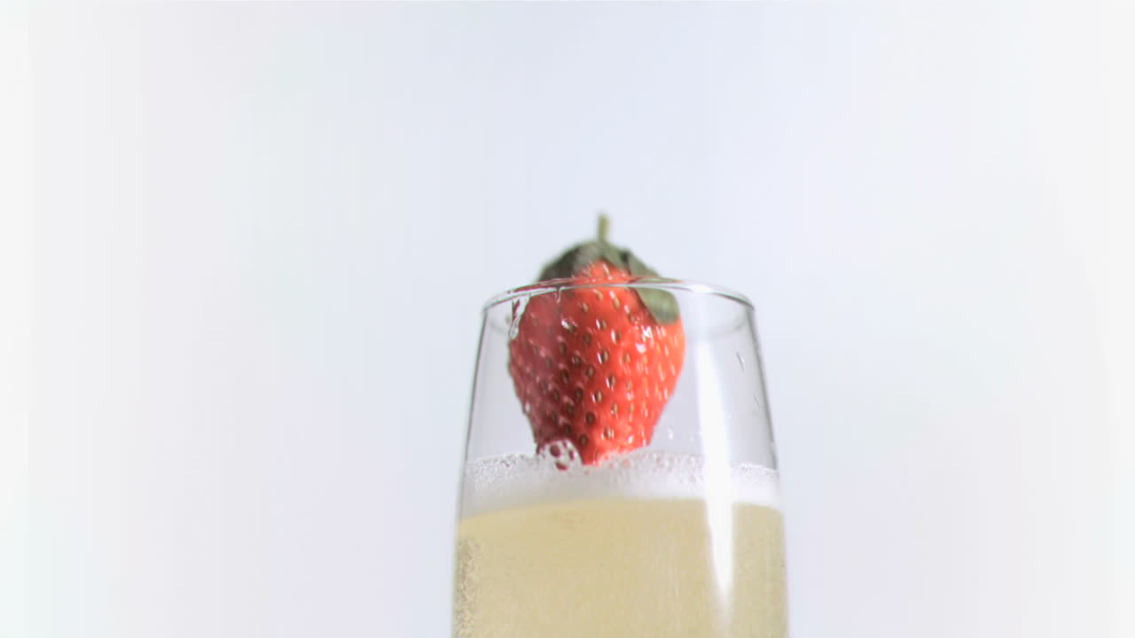 초 느린 동작으로 떨어지는 딸기