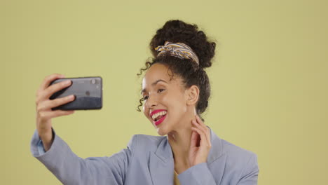 selfie, feliz y mujer con un signo de paz