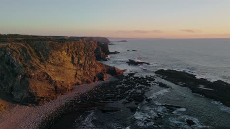 Rocas-Escarpadas-Y-Acantilados-En-La-Costa-De-Portugal-Durante-La-Puesta-De-Sol