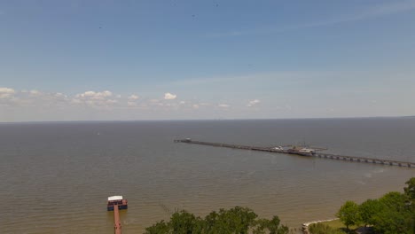 Pájaros-Volando-En-El-Dron-En-La-Bahía-En-Fairhope,-Alabama