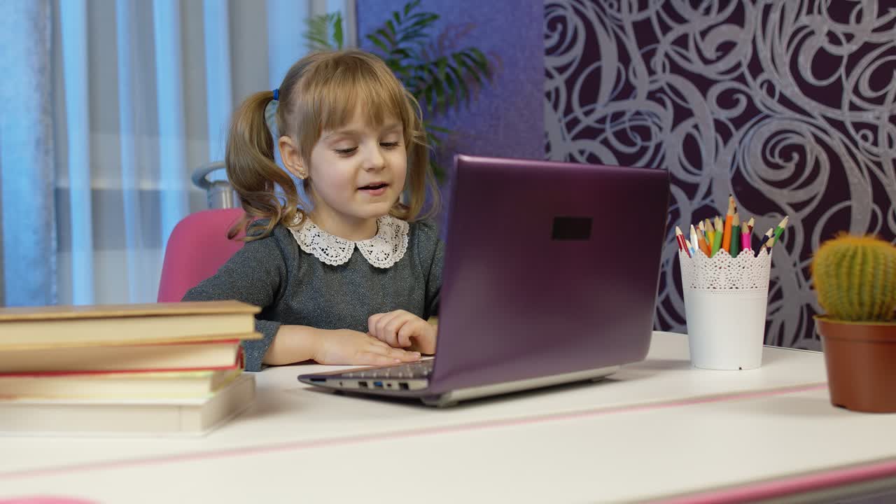 niña alumna escolar aprende lecciones con el maestro en casa usando una computadora portátil digital