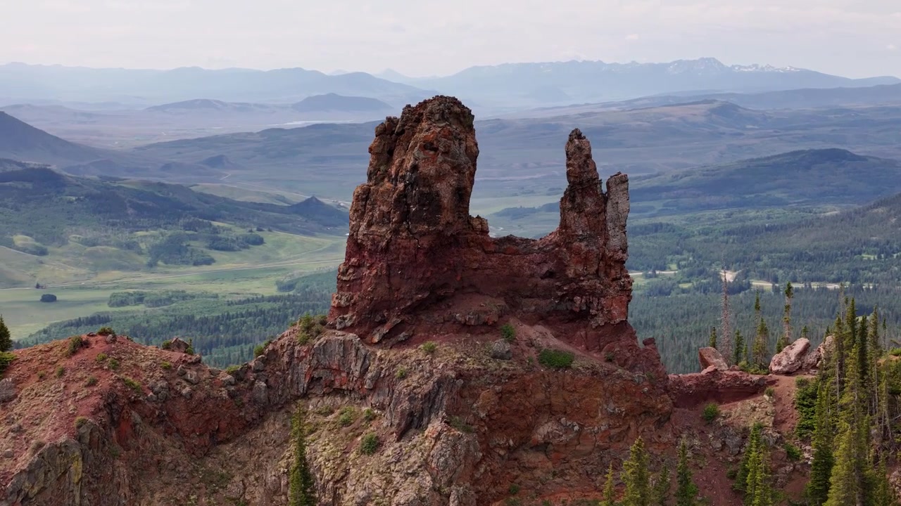 Vrchol průsmyku Rabbit Ears, záběr dronem na jedinečné skalní útvary v Coloradu, USA.