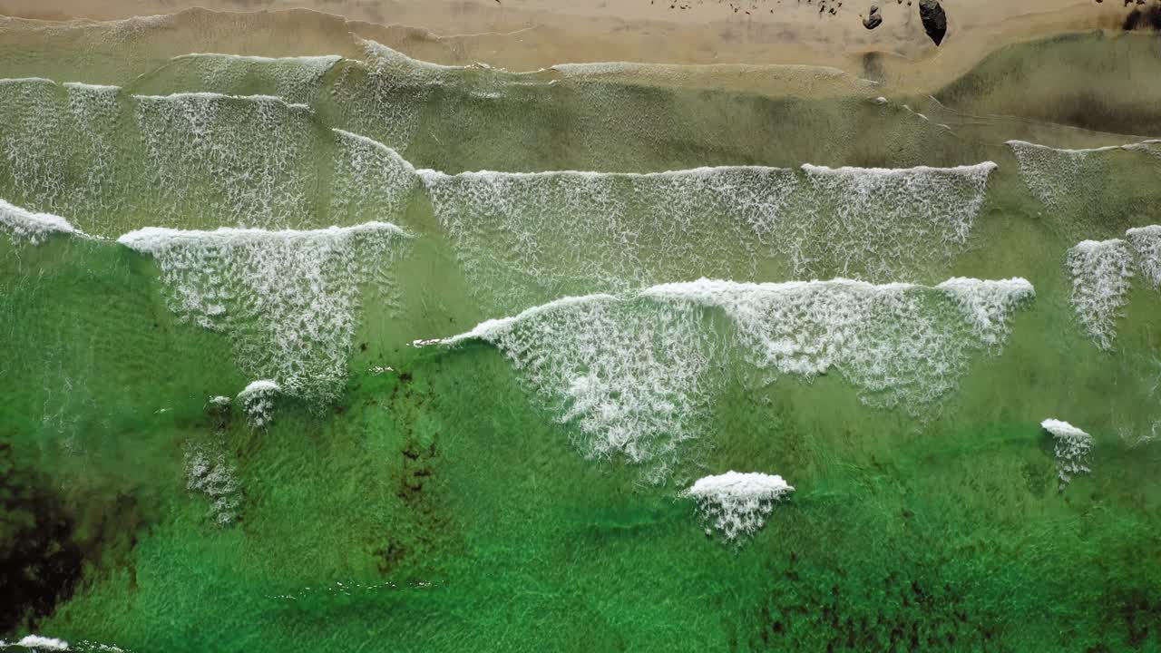 Onda astratta sulla spiaggia del mare, vista dall'alto
