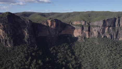 Mirador-De-Las-Paredes:-Mirador-Panorámico-En-Las-Montañas-Azules,-Nsw,-Australia,-Con-Impresionantes-Vistas-Del-Exuberante-Valle-Y-Los-Acantilados-Circundantes