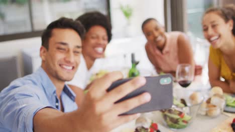 Gruppe-Verschiedener-Männlicher-Und-Weiblicher-Freunde,-Die-Bei-Einer-Dinnerparty-Auf-Der-Terrasse-Ein-Selfie-Machen