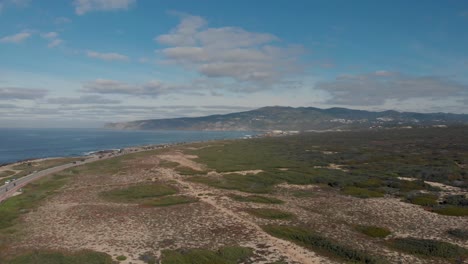 vista aérea de la zona de guincho, con el faro de cabo raso, al fondo, en cascais, portugal