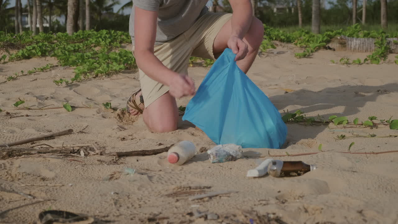 hombre limpiando la basura de la playa
