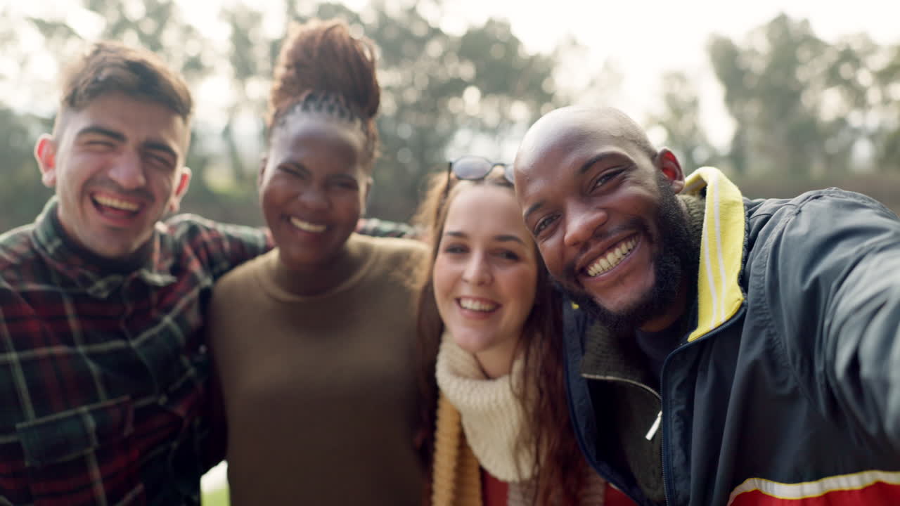amigos, selfies en grupo y acampar al aire libre