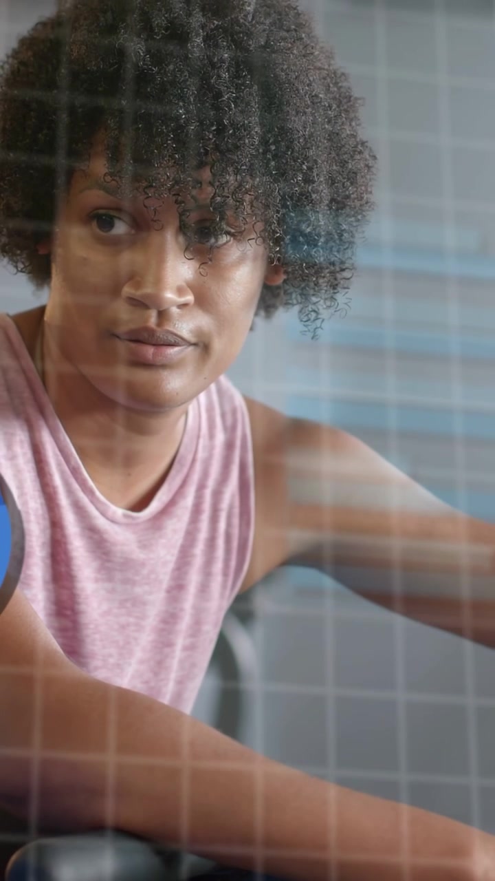 Video verticale: Donna che si allena per il fitness con grafici e un pannello DATI che appaiono, attirando gli sguardi dell'allenatore.