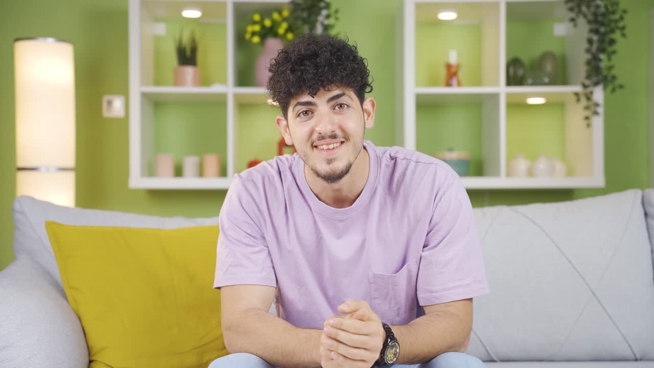 흥분된 표정으로 카메라를 바라보는 젊은 남자.