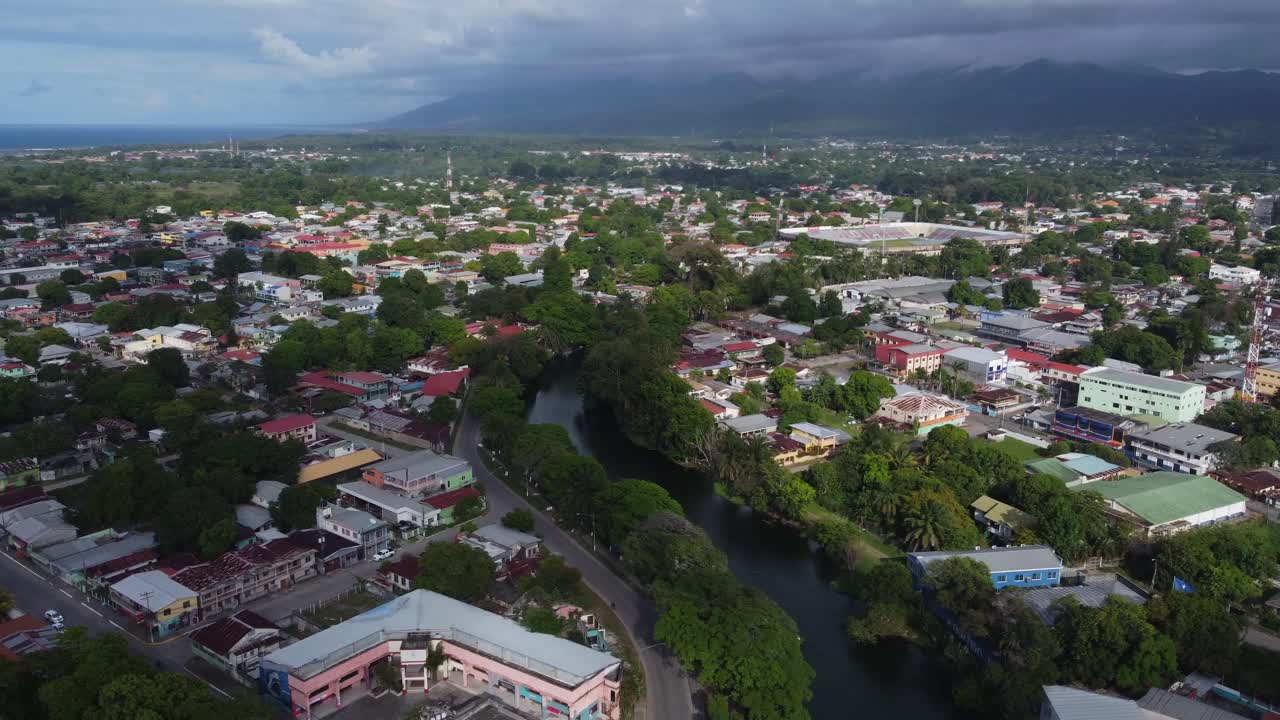 Un fiume tropicale attraversa La Ceiba, Honduras, fino alla costa del Mar dei Caraibi