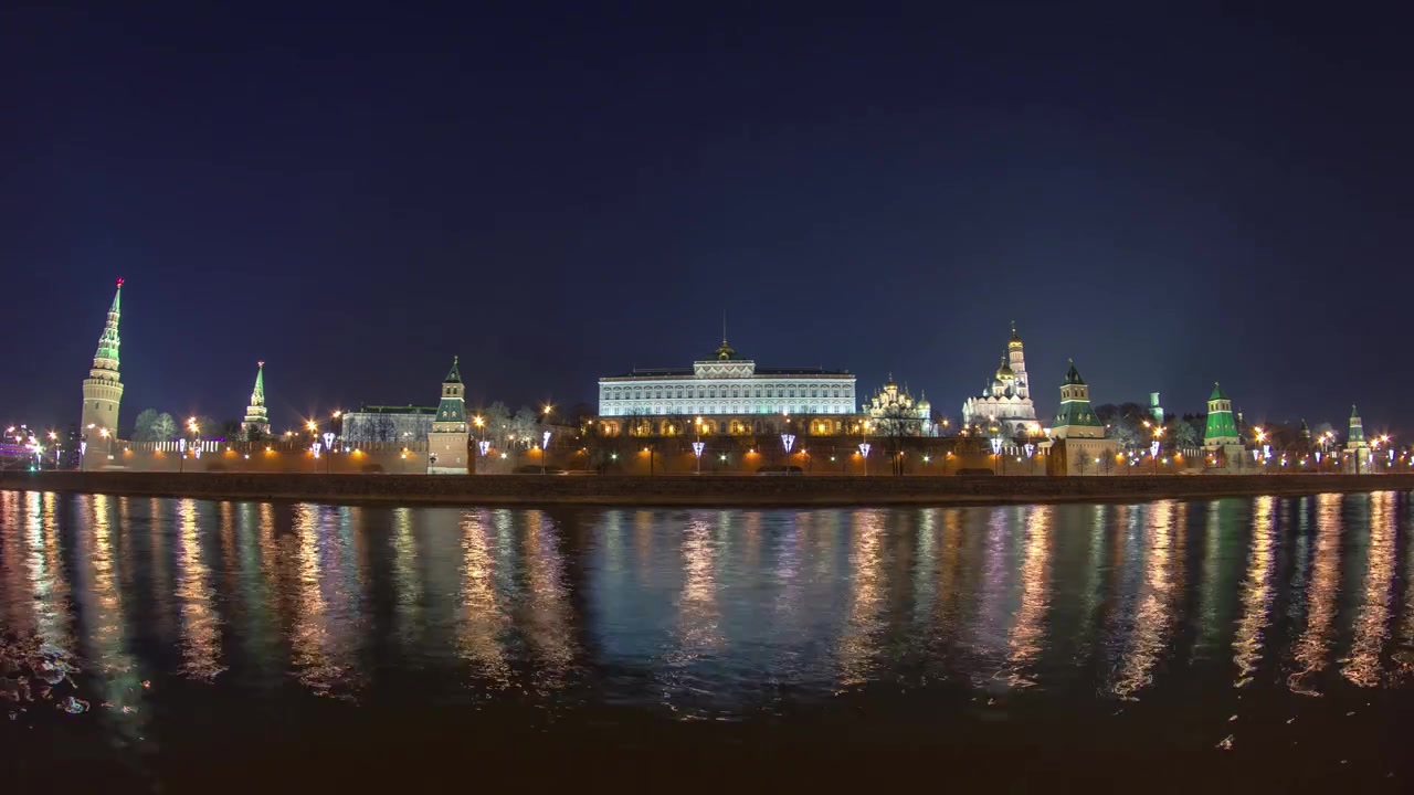 Quai du Kremlin la nuit - Quai de la Moskova près du Kremlin. Le Kremlin est un complexe fortifié au cœur de Moscou, le complexe sert de résidence officielle au Président de la Russie, timelapse hivernal fisheye