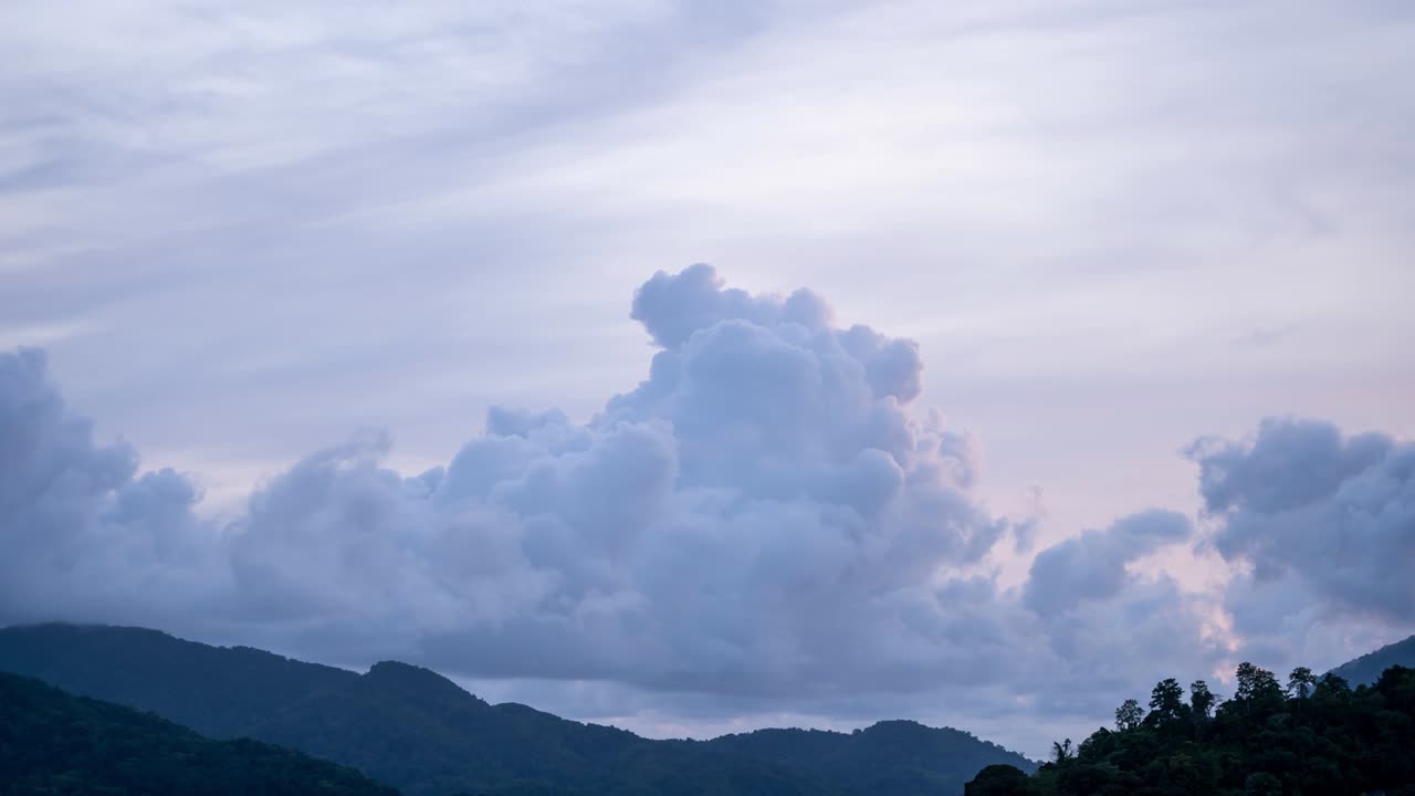 영상 b 롤 타임스 하늘과 비가 오는 날씨에 검은 구름 천둥 구름 여름 비가 오는 지구 온난화 효과 검은 천둥 폭풍 극적인 4k 시간
