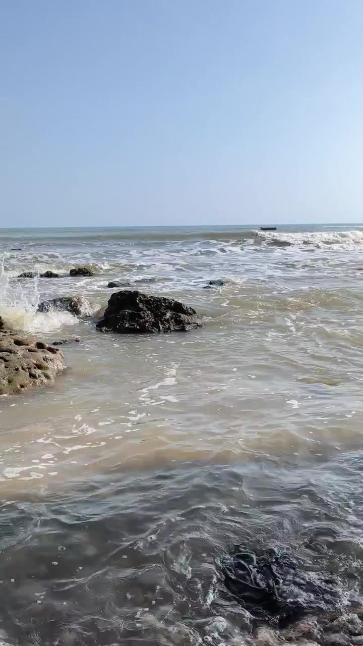 Le onde dell'oceano si schiantano contro la costa rocciosa