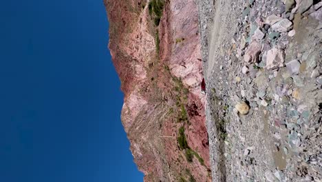 Zerklüftetes-Felsiges-Gelände-Vor-Klarem-Blauen-Himmel-In-Iruya,-Argentinien