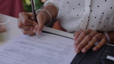mujer de negocios firmar contrato trato cliente escritura firma disfrutando de una asociación exitosa para el desarrollo de la empresa de inicio discutiendo el papeleo en la reunión de la oficina