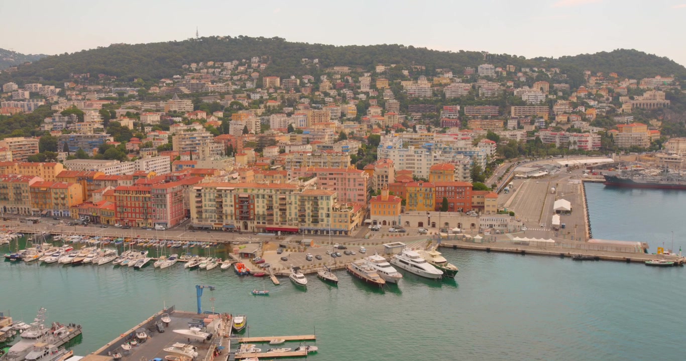 Vista aerea del porto turistico di Nizza con yacht, edifici fronte mare e case in collina