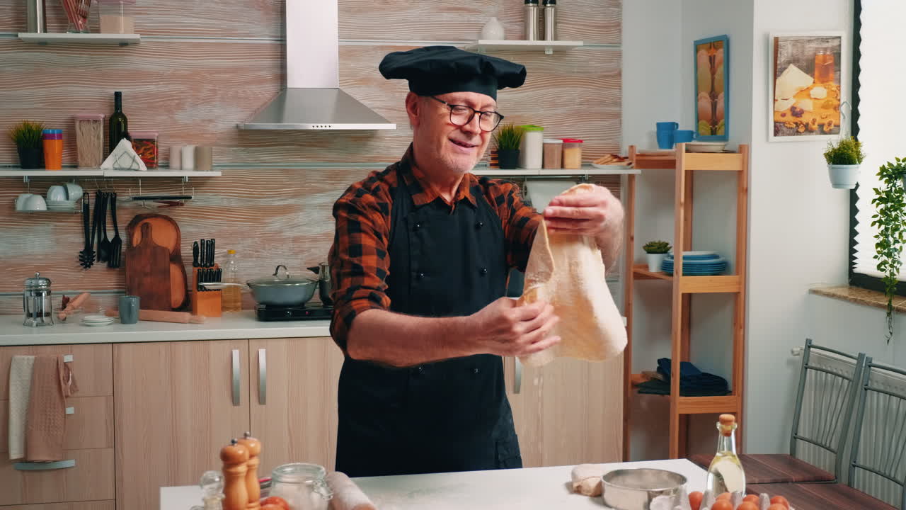pareja cortando verduras frescas