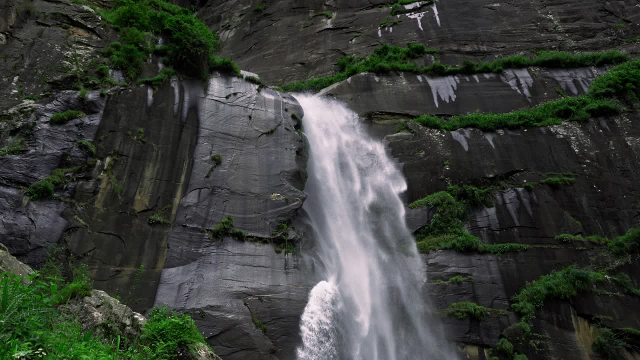 cámara inclinándose hacia arriba revelando enormes cascadas jogini, manali