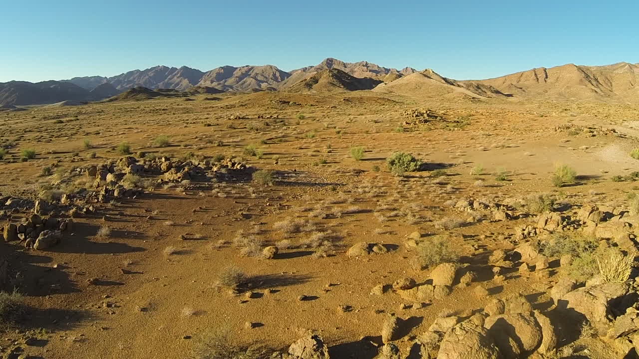산 들 이 있는 사막 풍경 의 공중 풍경