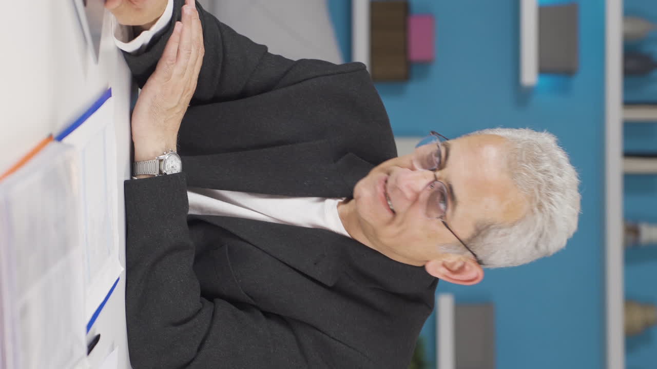 가정 사무실 노동자의 수직 비디오 남자가 흥분하고 즐겁게 기다리고 있습니다.