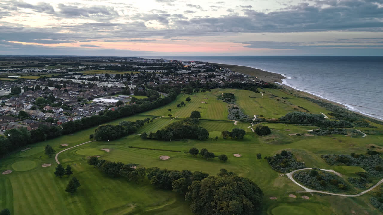 cautivadora puesta de sol: vista aérea de la ciudad costera de skegness en verano