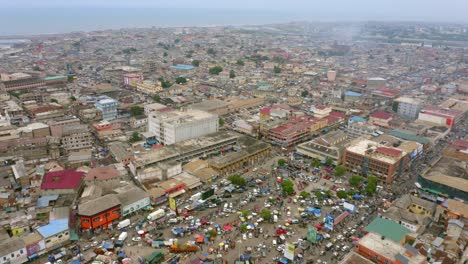 Menschenmenge-Und-Autos-Auf-Dem-Accra-Central-Market-_1_4