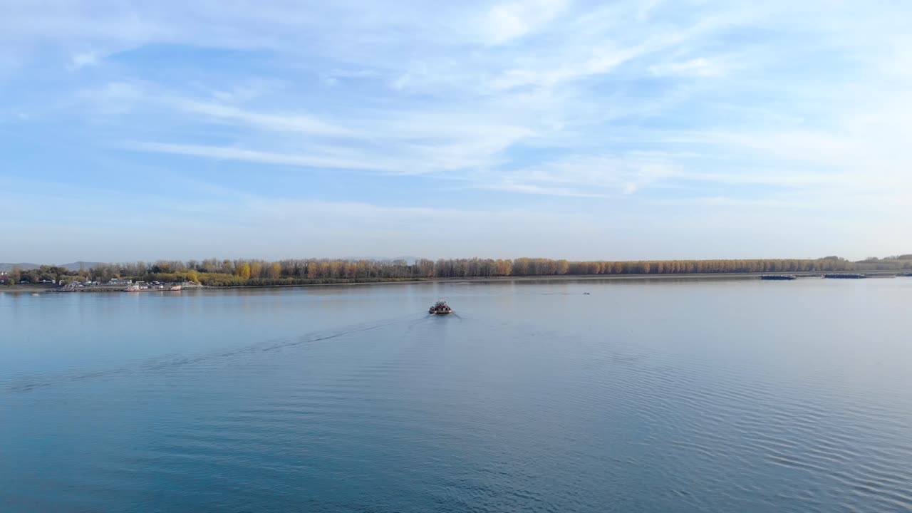 낮에 강변을 향해 순항하고 접근하는 페리 보트