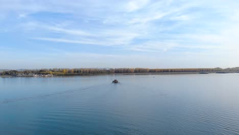 transbordador navegando y acercándose a la orilla del río durante el día