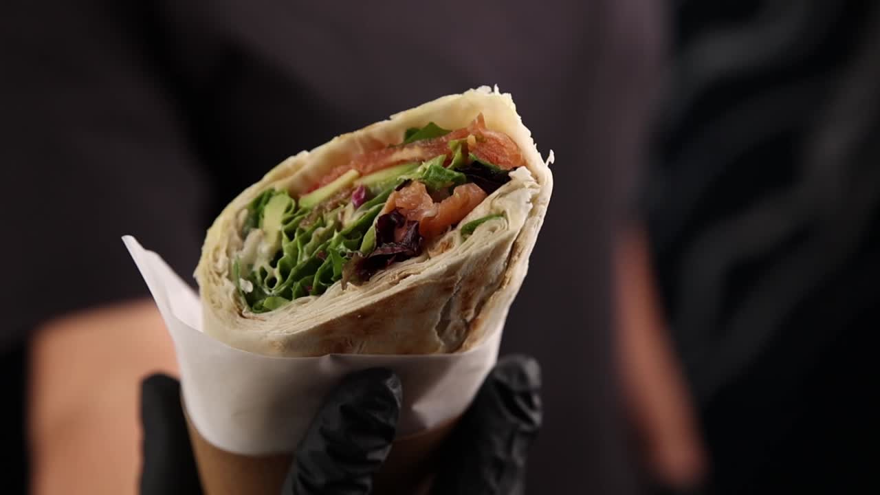 chef con una envoltura de salmón