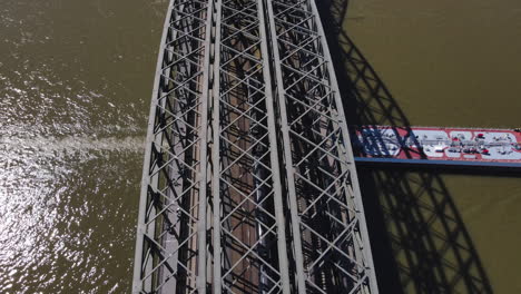 vista superior aérea del puente hohenzollern mientras el barco de carga lo cruza colonia alemania