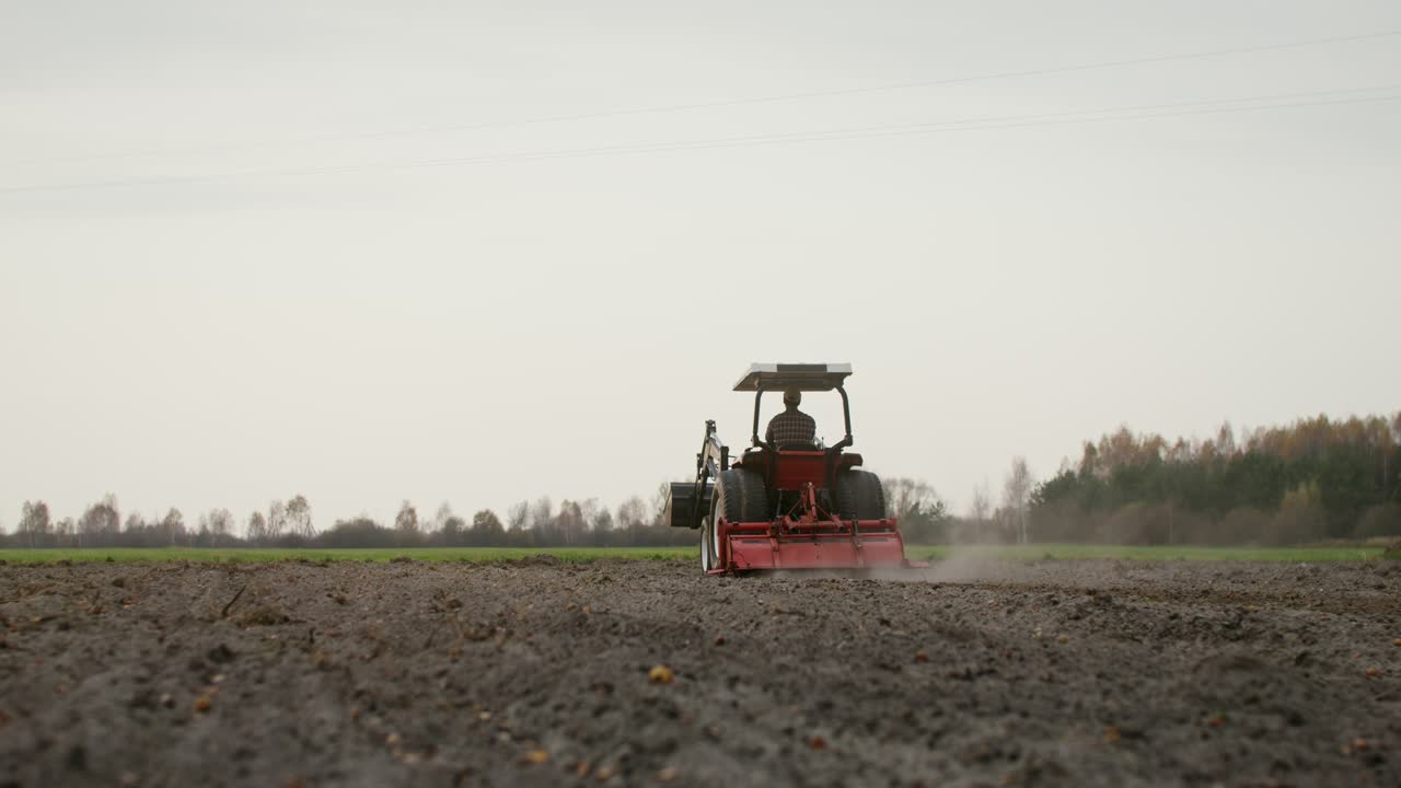 농부 가  을 기 위해 트랙터 를 사용 하고 있다