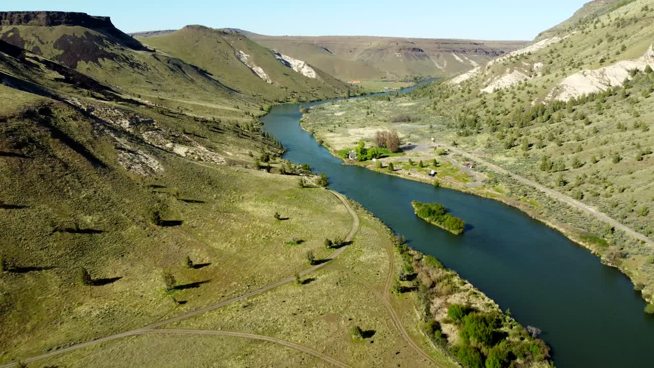 US, Oregon, Warm Springs, Mecca Flat Campground, 2025-04-19 - Drone view of the Deschutes River flowing through a steep canyon in central Oregon in spring