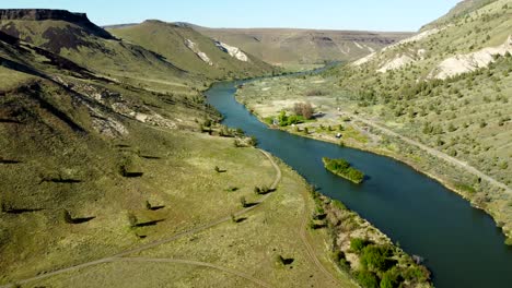 us, oregon, warm springs, mecca flat campground, 2025-04-19 - drone view of the deschutes river flowing through a steep canyon in central oregon in spring