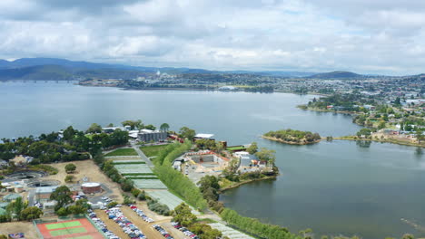 Edificios-Del-Museo-Mona-En-Construcción,-Sobrevuelo-De-Drones-De-4k-Con-Vistas-Al-Río-Hobart