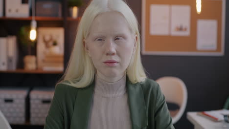 mujer en el entorno de la oficina