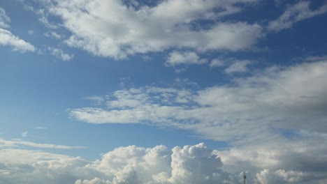 Wachsende-Und-Anschwellende-Dramatische-Langsame-Cumulus-Wolkenbildung-Zeitraffer-Vergeht-Mit-Niederschlag