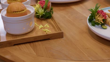 platos de comida fina china auténtica en una mesa redonda giratoria