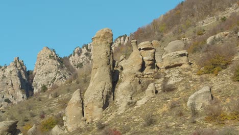 formaciones rocosas únicas en el paisaje montañoso