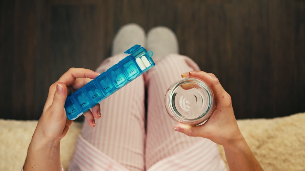 매일 약을 복용하는 여성