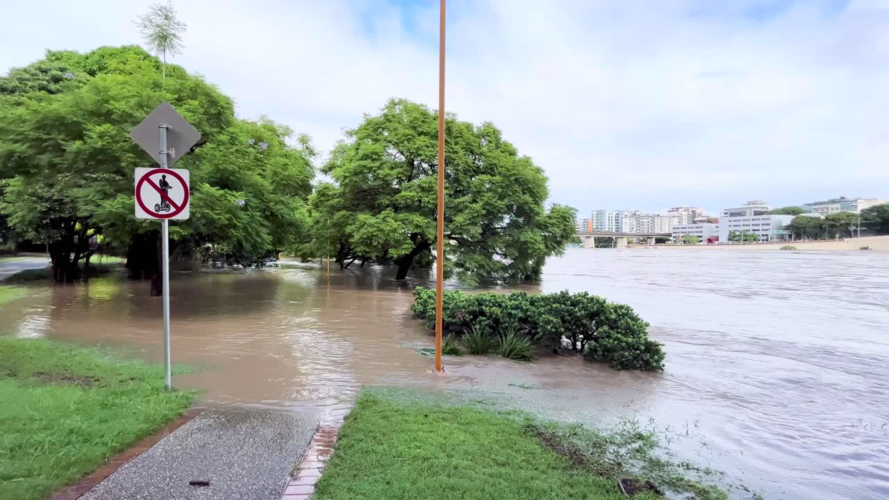 río brisbane inundado y furioso debajo del puente