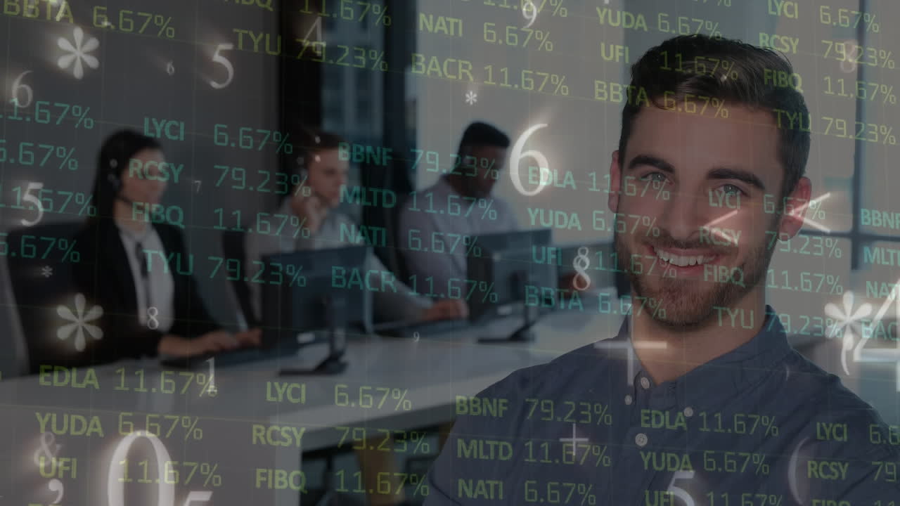 animación de tablero de negociación, números, símbolos, gerente caucásico mirando a sus compañeros de trabajo en la oficina