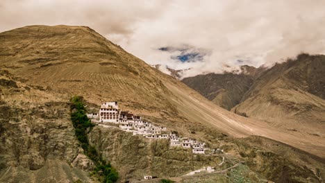 monasterio diskit, formaciones de nubes en movimiento y luz en el valle de nubra, ladakh