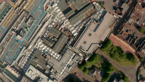 tomada aérea desde arriba sobre el centro comercial del lugar del festival basingstoke