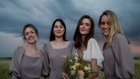 la novia posando con sus damas de honor