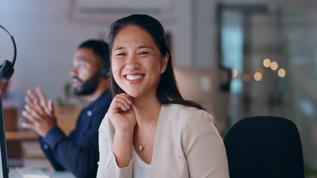 연락 센터 에서 미소 짓는 여자 의 얼굴